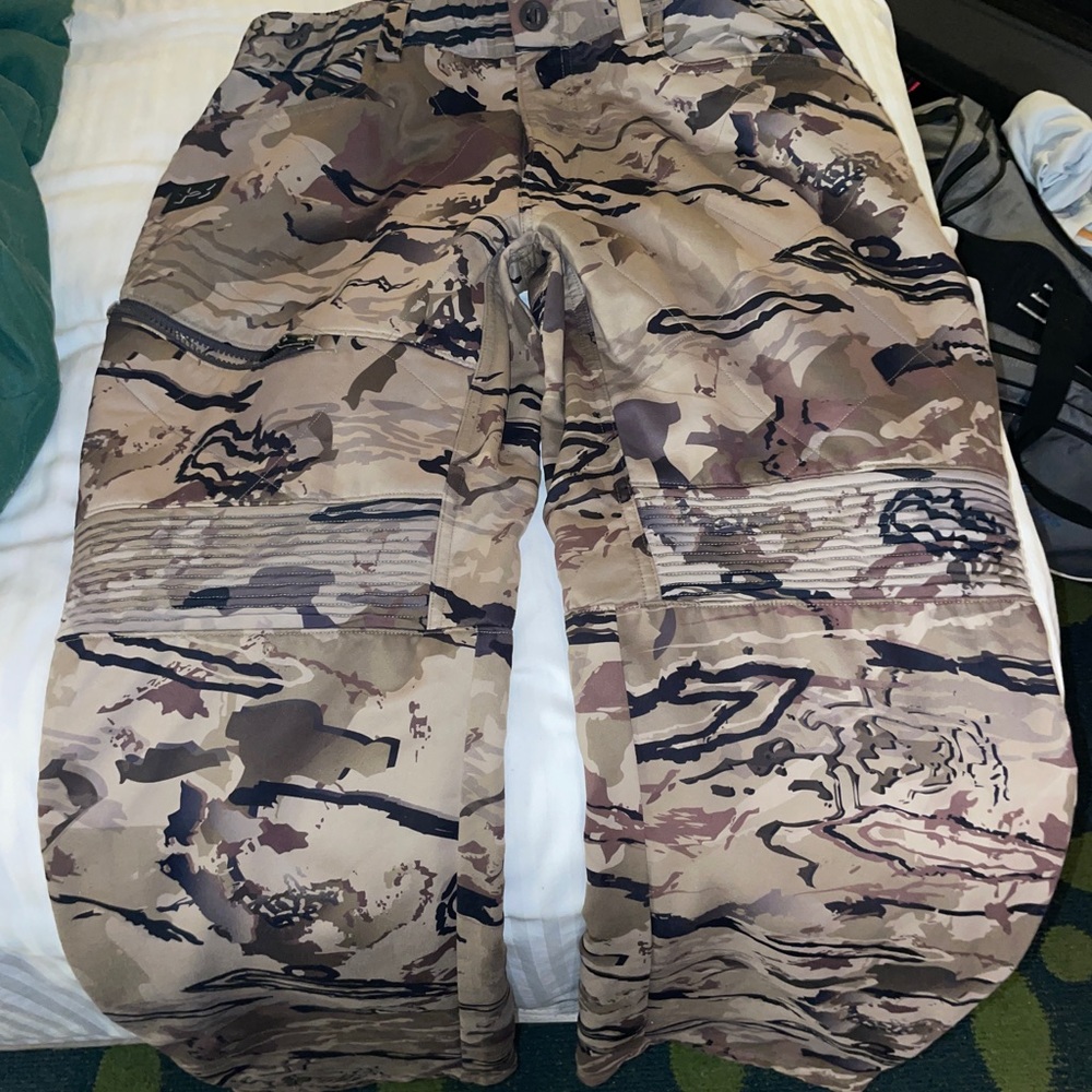 {BRAND NEW, NEVER WORN}.                    under armor camo pants